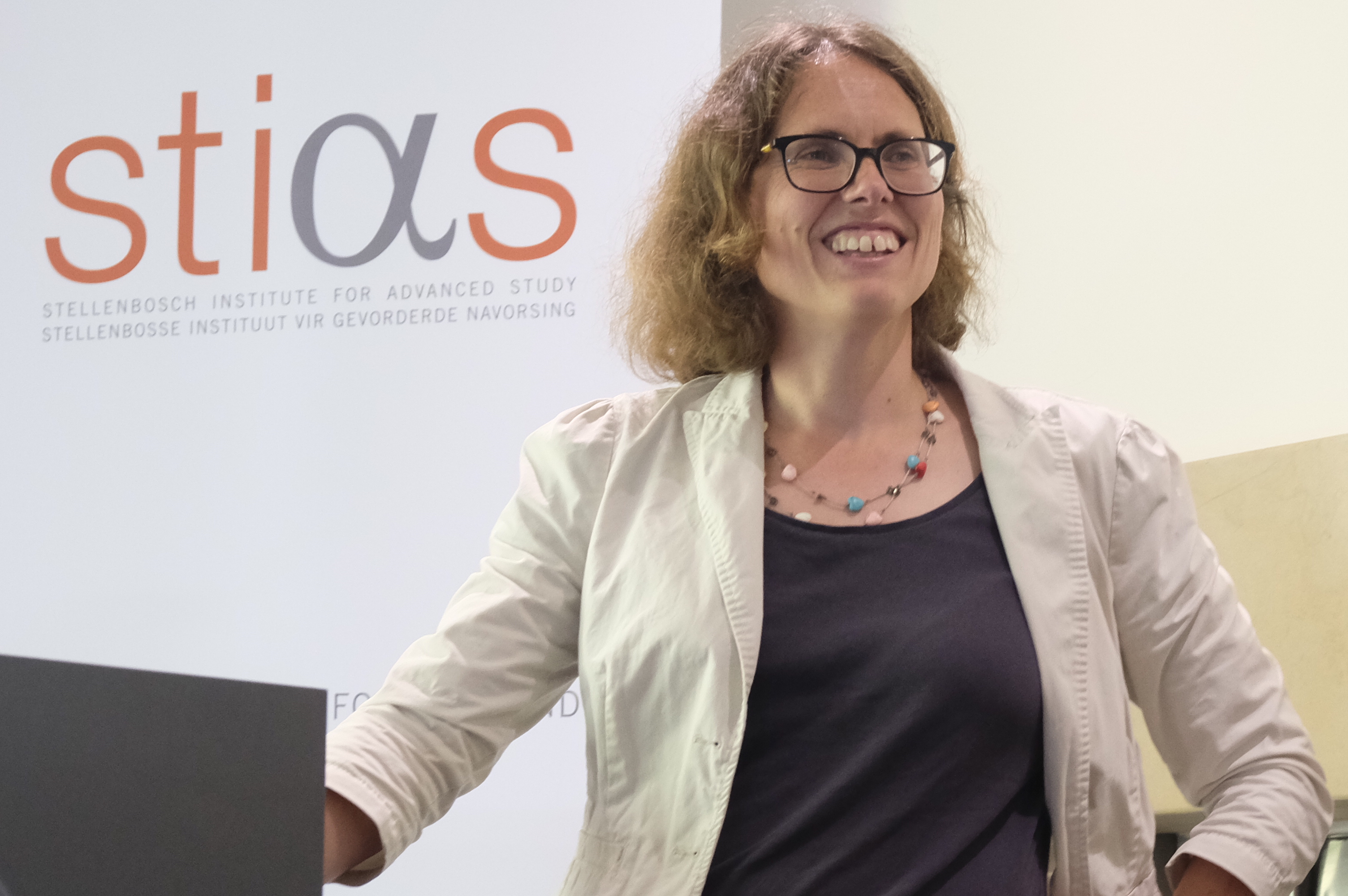 Random walks to colonoscopies: Modelling how memory of the past affects future behaviour - Fellows' seminar by Rosemary Harris