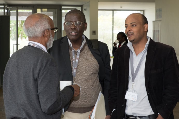 Prof Berhanu Abegaz (left) in conversation with Prof Rotimi Suberu  en Prof Yonatan Fessha (right)