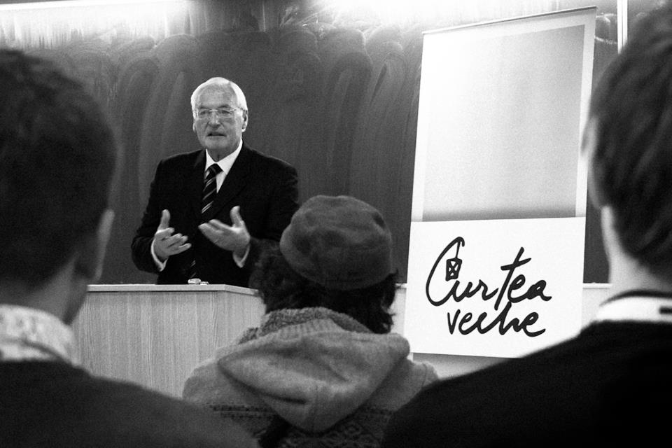 Photo of Bernard Lategan, the Founding Director of STIAS, publishes a collection of essays in Romanian